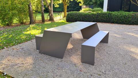 Designtafel voor buiten in Padoek regio Brugge