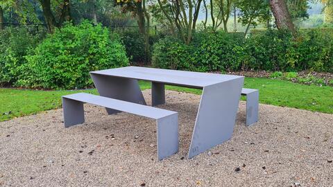 Designtafel voor buiten in Padoek regio Brugge